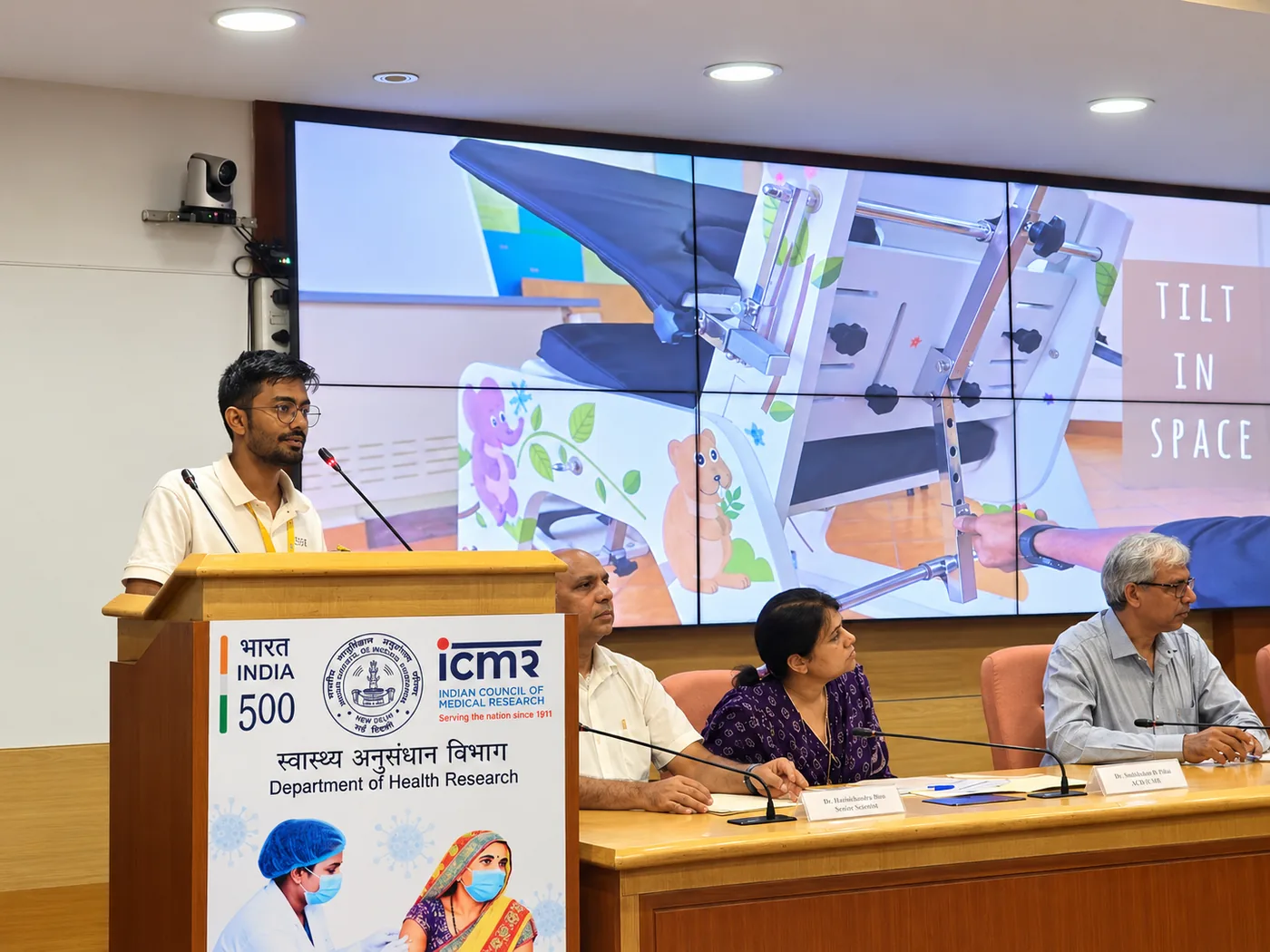 Modo presented from the podium at the ICMR showcase, New Delhi